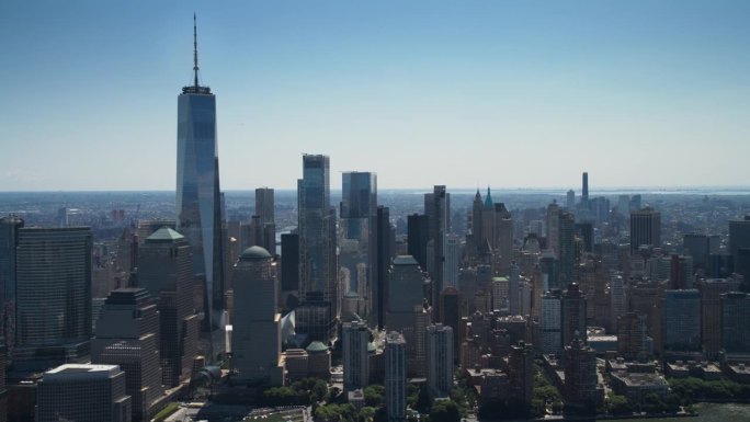 从空中俯瞰纽约下城的曼哈顿建筑。从直升机上拍摄的中城金融区全景镜头。城市景观与办公大楼和摩天大楼