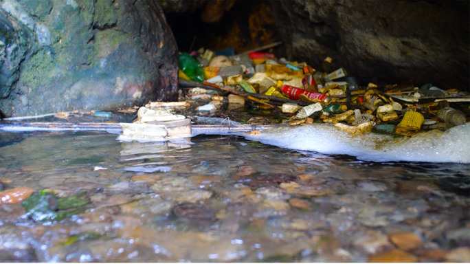 环境治理 海洋垃圾 塑料袋污染漂浮的垃圾