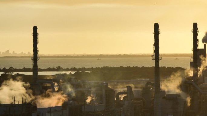 磷酸盐处理和加工工厂鸟瞰图。佛罗里达州坦帕市的马赛克河景工厂。化工生产磷酸的工业设施