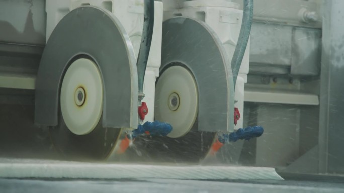 大理石厂生产过程中的石材切割机