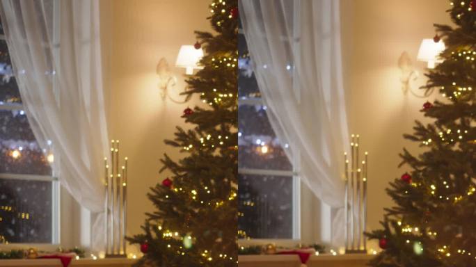 垂直屏幕:圣诞节冬天的雪夜:可爱的纯种金毛猎犬在壁炉旁休息，装饰的装饰品，花环和长袜。充满爱的节日