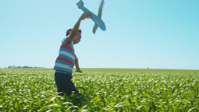 飞机，玩具和孩子在田野里散步，在农场外面玩游戏。放飞飞机，梦想与孩子在花丛中漫步，暑假与大自然自由旅