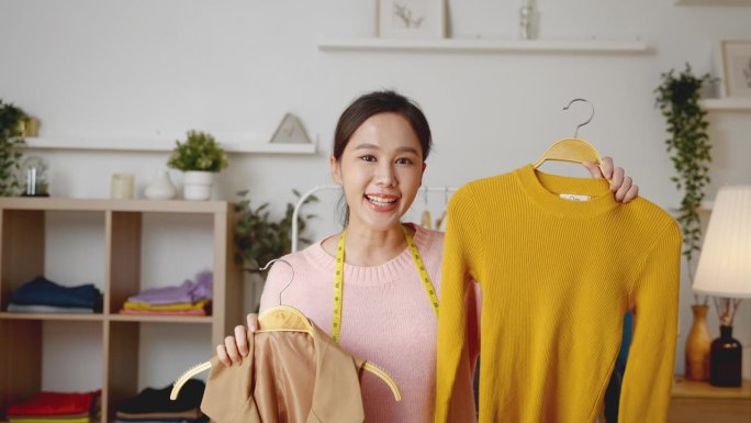 亚洲女商人直播电商在家里卖衣服，在线商业概念，创业，商业和通信技术
