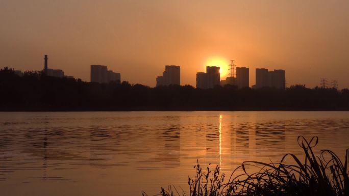 河边落日水天一色夕阳限好水边夕阳河边暮色