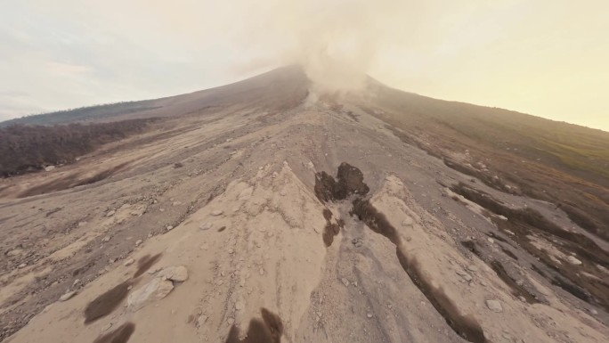 空中接近极端接近喷发火山高峰灰烟落石