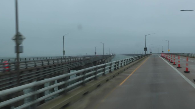 雨天驾驶:弗吉尼亚州切萨皮克湾大桥隧道道路上的大雨。驾驶牌照，POV汽车司机