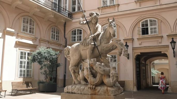 圣乔治在布拉迪斯拉发屠龙的雕像。圣乔治与龙喷泉