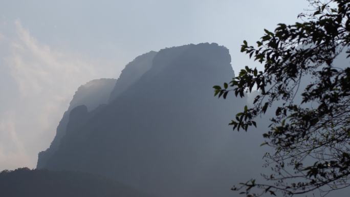 阳光山峰树叶峡谷丁达尔光耶稣光