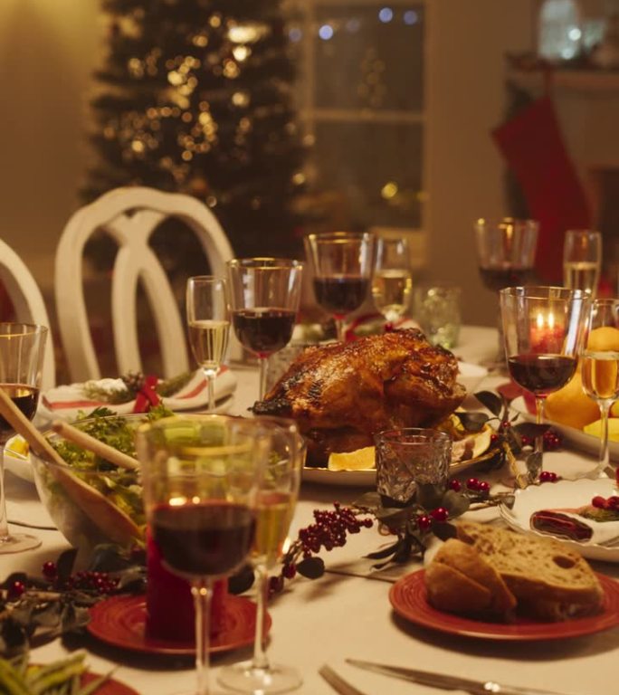 垂直屏幕:装饰高雅的圣诞宴会餐桌，烤火鸡，蔬菜和水果餐，烤土豆，甜点和饮料。在没有人的情况下拍摄视频