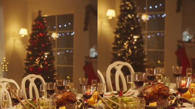 垂直屏幕:装饰高雅的圣诞宴会餐桌，烤火鸡，蔬菜和水果餐，烤土豆，甜点和饮料。在没有人的情况下拍摄视频