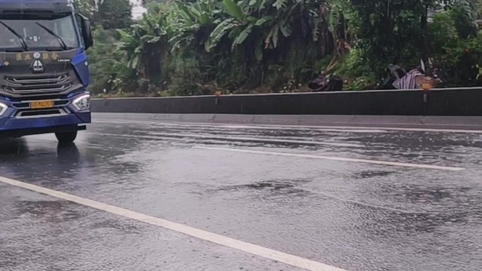 拖挂车雨中行驶 公路行车雨景雨中公路车流