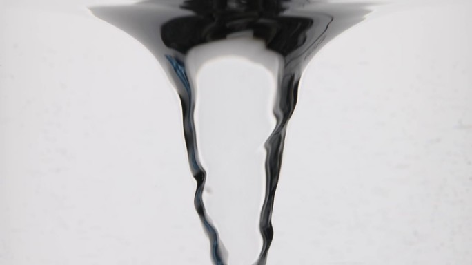 透明的天然液体漩涡在白色背景宏