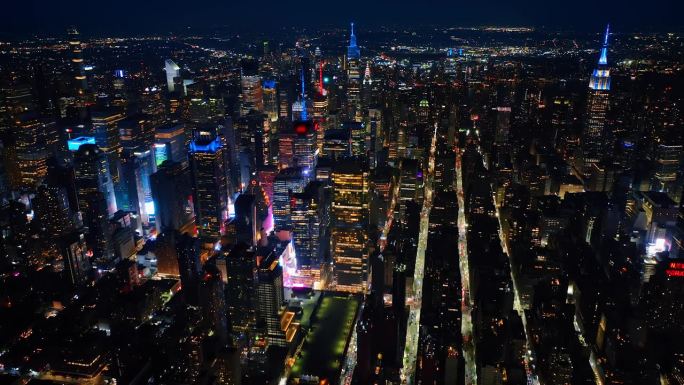 波光粼粼，纽约夜不能寐。无人机拍摄的大都市广阔城市景观。