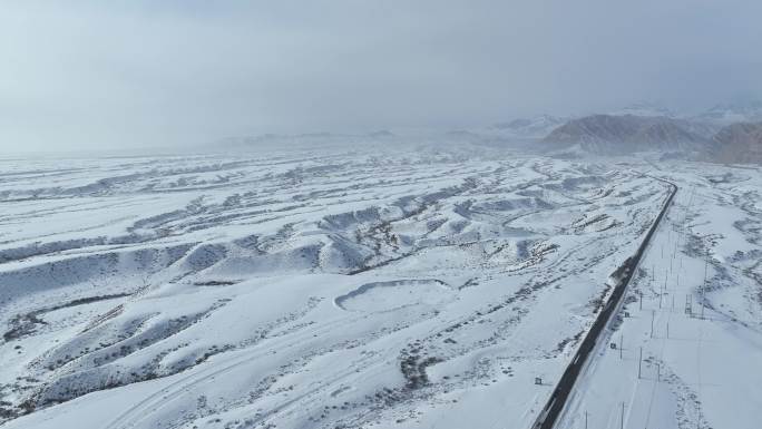 新疆阿克苏塔村雪中公路航拍