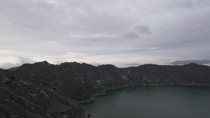 拉古纳奎洛托亚是一个充满水的火山口湖，也是厄瓜多尔安第斯山脉最西端的火山。火山口有绿松石般的水体，还
