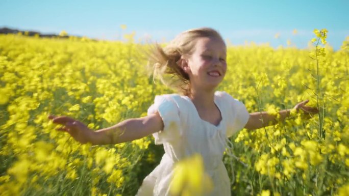 孩子，奔跑与大自然的花朵，田野或乡村的自由，农场或快乐的景观。孩子，在夏天或春天的环境中奔跑和微笑，