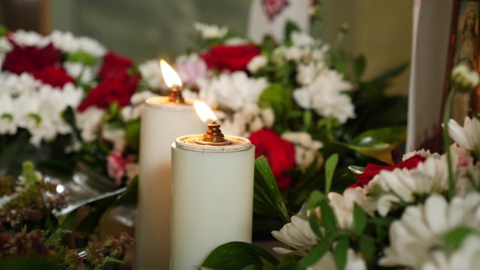 在教堂里，两支蜡烛在花束之间的宝座上燃烧。