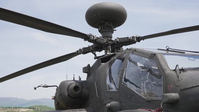 阿帕奇军用直升机螺旋桨特写，背景是蓝天