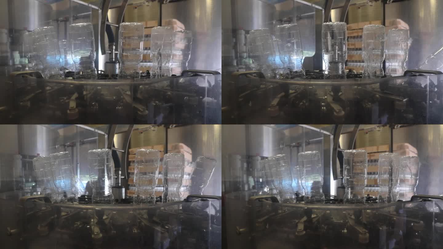 醋生产设备的自动洗瓶。倒置的瓶子在旋转机器上。