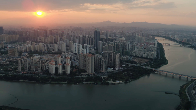 夕阳西下的赣州城市景象