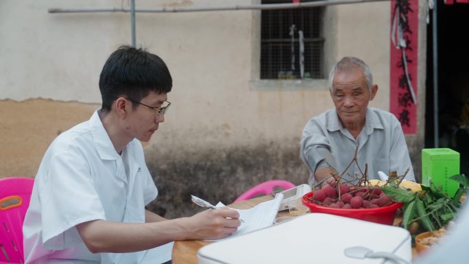 村医上门为村民看诊