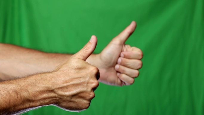 绿色屏幕上孤立的意大利手势:竖起大拇指