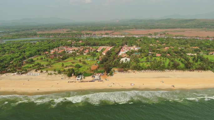 印度果阿:阿拉伯海边著名的印度避暑胜地鸟瞰图，该地区南部有莫波尔海滩、贝图尔海滩和卡韦洛西姆海滩——