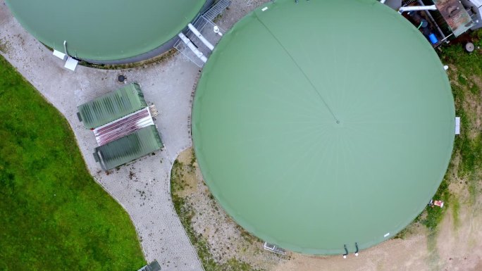 从空中俯瞰沼气生产工厂。从家庭、农业和食品工业废物中获取沼气(生物甲烷)。高品质的4k ProRes