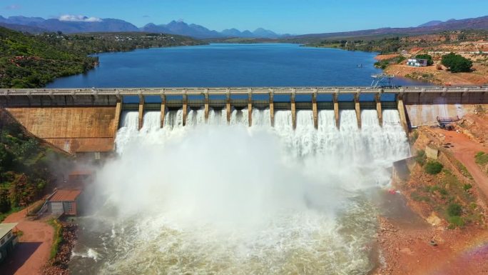 鸟瞰图，自然中的水坝和湖泊，用于可持续电力，可再生能源或水库水力发电，加拿大河流，瀑布或防洪闸的桥梁