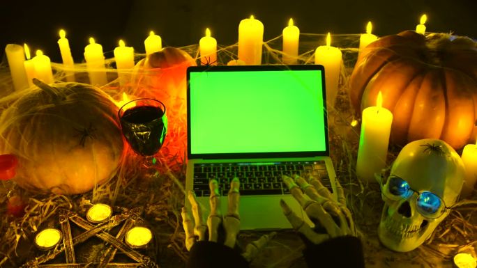 瘦骨嶙峋的手在笔记本电脑键盘上打字，屏幕上显示着chromakey，社交媒体动态，蜘蛛网里的蜡烛，南