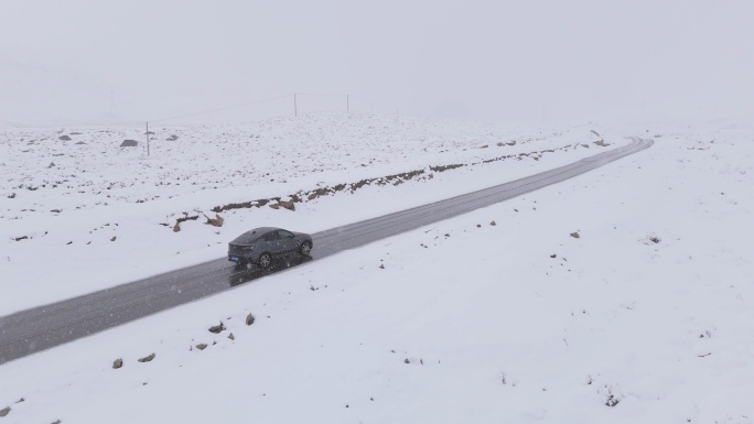 冰天雪地雪景公路航拍
