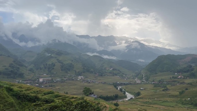 萨帕是一个风景如画的小镇，位于越南西北部的黄连山山脉。