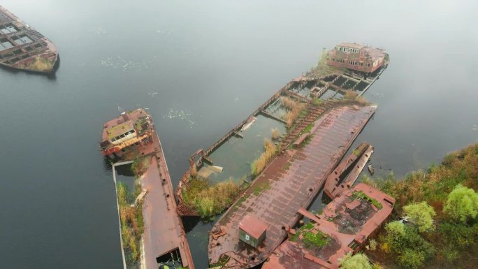 航拍画面显示，乌克兰切尔诺贝利禁区船舶维修基地的驳船被洪水淹没，锈迹斑斑