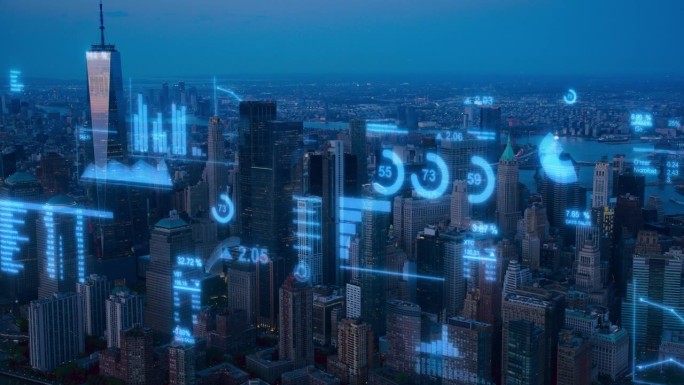 现代智慧城市概念:纽约市的夜间直升机镜头与动画数字化视觉在地标商业建筑。VFX数据与图形，图表，城市
