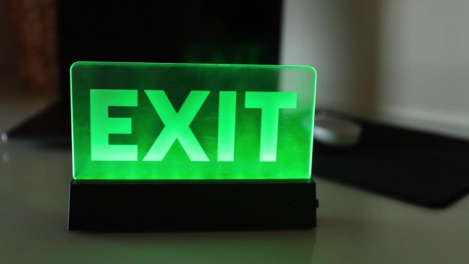 exit这个词，是摆脱困境的象征，是找到一个想法或想出一个生活窍门的概念