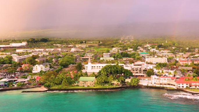 美国夏威夷岛凯卢亚-科纳镇的空中无人机视图。