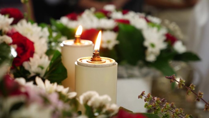在教堂里，两支蜡烛在花束之间的宝座上燃烧。寺庙内部。