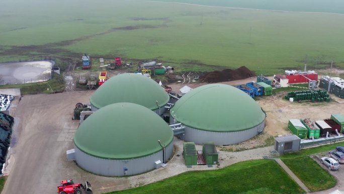 沼气生产工厂鸟瞰图。从家庭、农业和食品工业废物中获取沼气(生物甲烷)。高品质的4k ProRes镜头