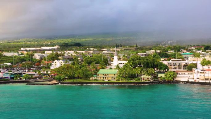 美国夏威夷岛凯卢亚-科纳镇的空中无人机视图。