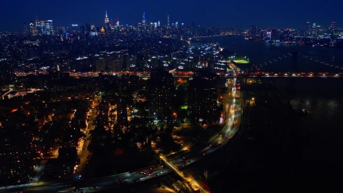 纽约市和哈德逊河的壮丽夜景。从不沉睡的充满活力的大都市。前视图。