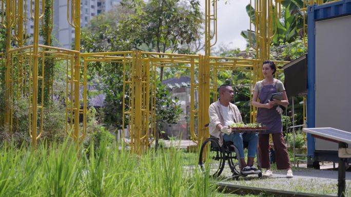 不同的亚洲农民在他们的城市农场使用技术