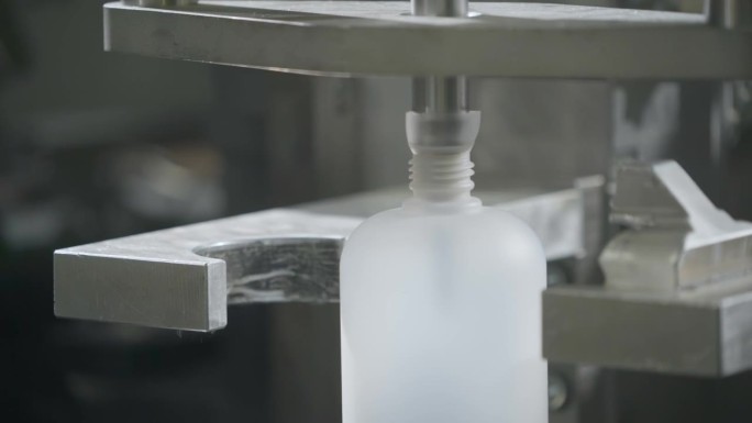 工厂设备用塑料原料制造多个白色瓶子