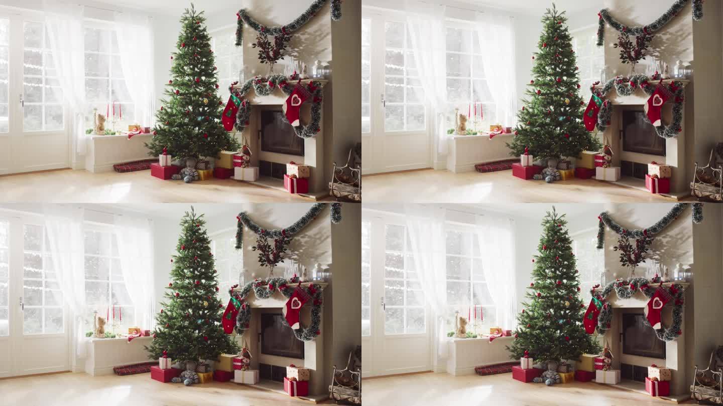温暖的气氛在一个冬天的雪天:空的家庭内部与壁炉装饰的圣诞树，礼物，装饰品，花环和长袜。一个充满幸福的