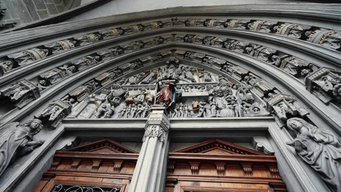弗里堡，瑞士，大约2022年3月——宗教寺庙入口，走出教堂，看到美丽的装饰和天主教柱子的装饰，宗教纪