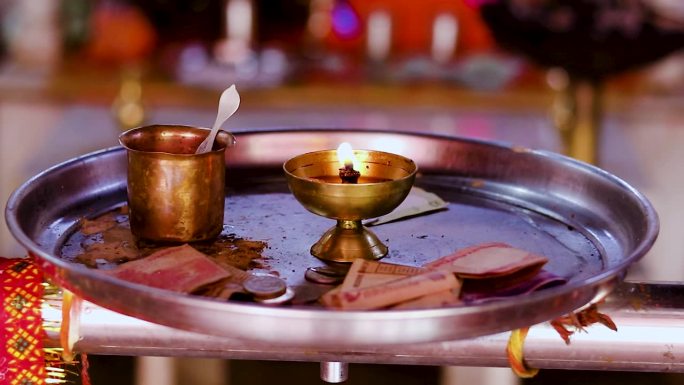 印度寺庙里的祭品是在寺庙里点燃油灯和圣水的祭祀台