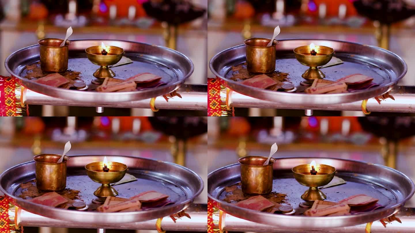 印度寺庙里的祭品是在寺庙里点燃油灯和圣水的祭祀台