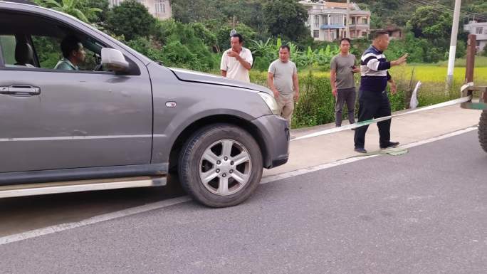 事故车公路拖车拉车车祸事故小车撞坏拖小车