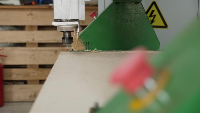 强力木材切割机在木工车间切割胶合板。