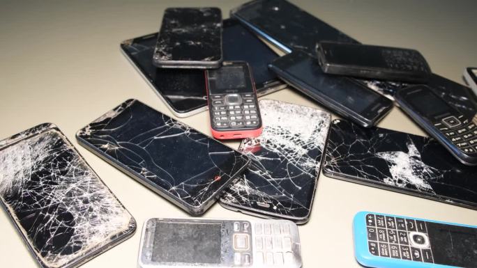 许多旧手机在技术上已经过时，是垃圾手机。