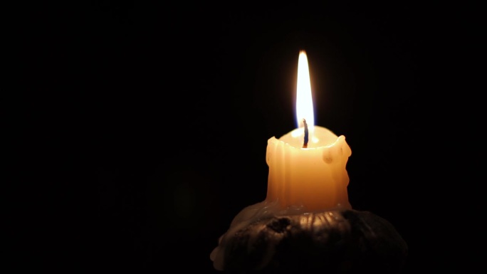 蜡烛在黑暗中燃烧光明